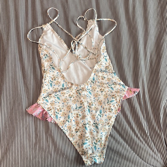 Adorable strappy floral one piece swimsuit - Picture 3 of 3